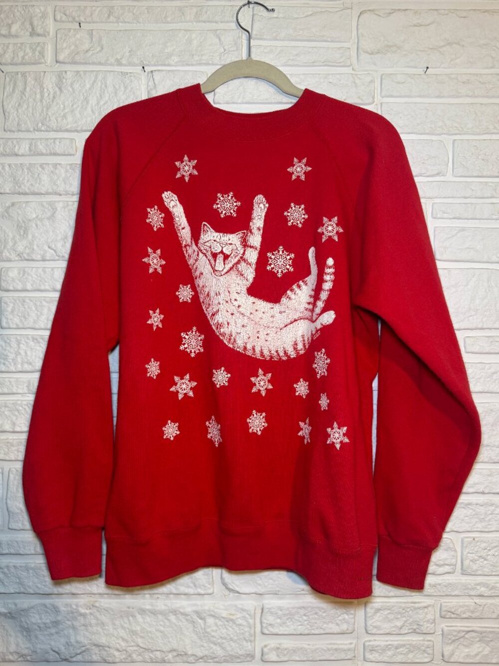 Vintage Christmas Cat Sweatshirt Large Red Snowflake Graphic Crewneck Holiday